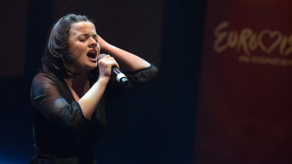 Hersi Matmuja aus Albanien singt bei Eurovision in Concert in Amsterdam © NDR Foto: Patricia Batlle