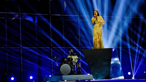 Hersi Matmuja aus Albanien auf der Bühne bei den Proben zum 1. ESC-Halbfinale in Kopenhagen © eurovision.tv Foto: Sander Hesterman / Thomas Hanser