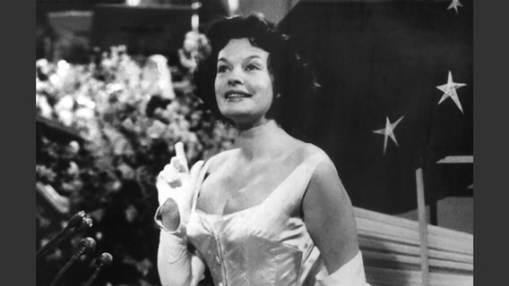 Margot Hielscher bei ihrem Auftritt 1958 beim Grand Prix d'Eurovison de la Chanson im niederländischen Hilversum. © picture alliance/dpa 