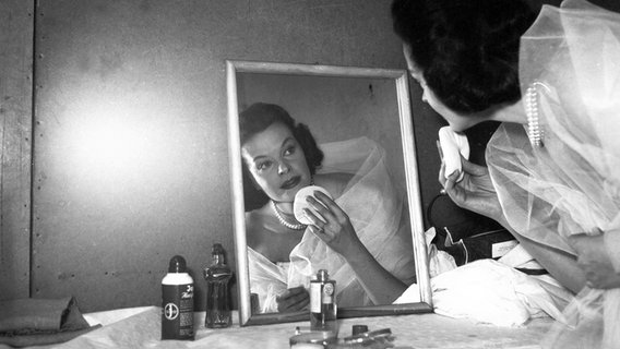 Die deutsche Sängerin und Schauspielerin Margot Hielscher in Abendgarderobe prüft nochmal ihr Make up, Hamburg 1956. © picture alliance/dpa 