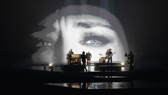 Die Band Hooverphonic auf der ESC Bühne in Rotterdam beim ersten Halbfinale. © eurovision.tv Foto: Andres Putting
