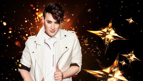 Hovi Star, der ESC-Teilnehmer Israels, in einem weißen Anzug auf einem Promofoto . © Ronen Akerman/IBA Foto: Ronen Akerman