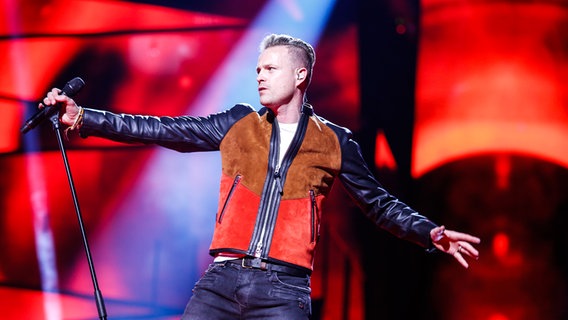 Nicky Byrne breitet die Arme aus. © eurovision.tv Foto: Thomas Hanses (EBU)