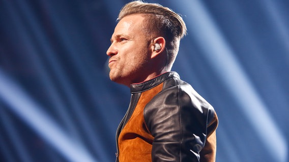 Nicky Byrne steht auf der Bühne. © eurovision.tv Foto: Thomas Hanses (EBU)