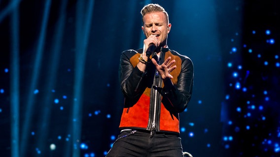 Irland: Nicky Byrne steht am Mikrophon und singt mit geschlossenen Augen. © eurovision.tv Foto: Anna Velikova (EBU)