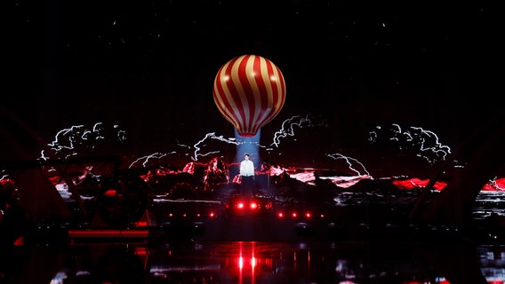 Brendan Murray performt "Dying To Try" vor einem großen Heißluftballon. © Eurovision.tv Foto: Andres Putting