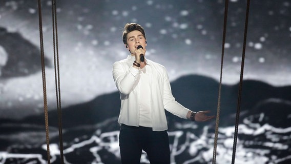 Brendan Murray  performt "Dying To Try" auf der ESC-Bühne in Kiew. © Eurovision.tv Foto: Thomas Hanses
