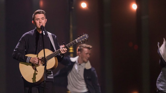 Ryan O'Shaughnessy auf der Bühne in Lissabon. © eurovision.tv Foto: Andres Putting