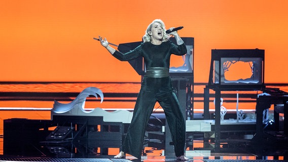 Die Sängerin Lesley Roy auf der ESC Bühne in Rotterdam beim ersten Halbfinale. © eurovision.tv Foto: Andres Putting