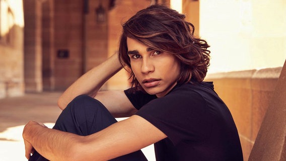 Der australische Sänger Isaiah Firebrace. © SBS/Sony Foto: Peter Brew Bevan