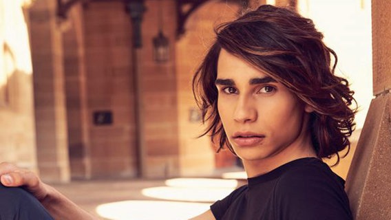 Der australische Sänger Isaiah Firebrace. © SBS/Sony Foto: Peter Brew Bevan