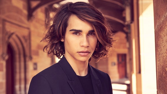 Der australische Sänger Isaiah Firebrace. © SBS/Sony Foto: Peter Brew Bevan