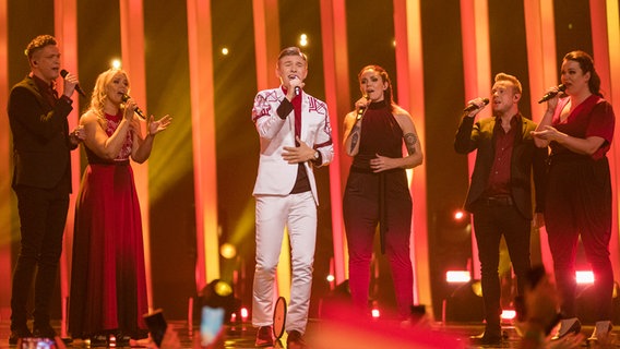 Ari Ólafsson und seine Backgroundsänger auf der Bühne. Ari Ólafsson und seine Backgroundsänger auf der Bühne. © eurovision.tv Foto: Andres Putting
