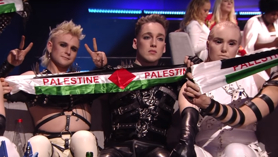 Bandmitglieder von Islands Hatari halten während der Punktevergabe Palästina-Schals hoch.  Foto: Screenshot