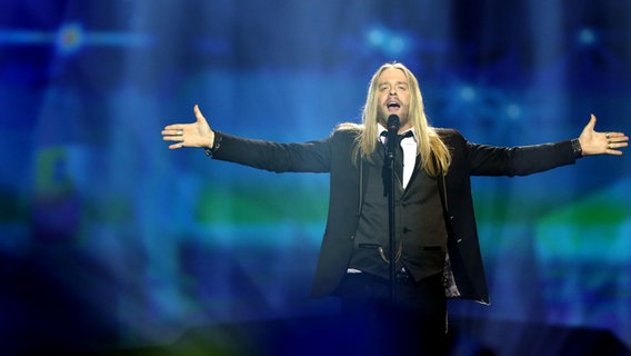 Eythor Ingi für Island auf der Bühne beim ESC 2013. © NDR Foto: Rolf Klatt