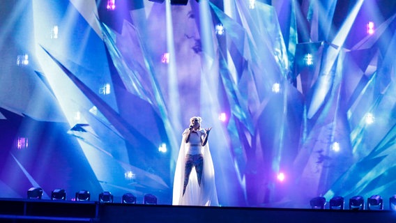Svala performt "Paper" auf der Bühne im Messezentrum in Kiew. © Eurovision.tv Foto: Thomas Hanses