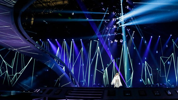 Svala performt ganz allein auf der Bühne im Messezentrum in Kiew. © Eurovision.tv Foto: Thomas Hanses
