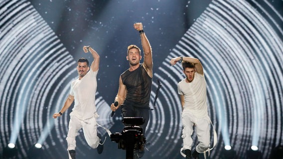 Imri Ziv performed "I Feel Alive" auf der ESC-Bühne in Kiew. © Eurovision.tv Foto: Andres Putting