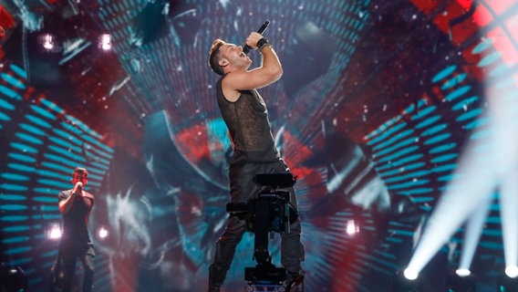 Imri Ziv performed "I Feel Alive" auf der ESC-Bühne in Kiew. © Eurovision.tv Foto: Andres Putting