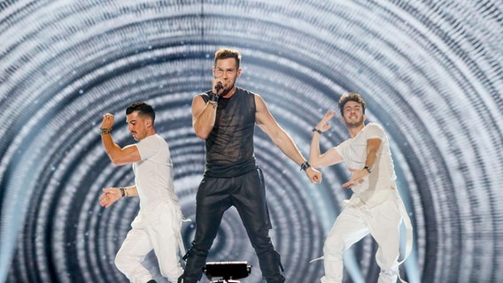 Imri Ziv performed "I Feel Alive" auf der ESC-Bühne in Kiew. © Eurovision.tv Foto: Andres Putting