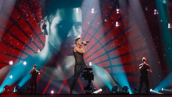 Imri Ziv performed "I Feel Alive" auf der ESC-Bühne in Kiew. © Eurovision.tv Foto: Andres Putting