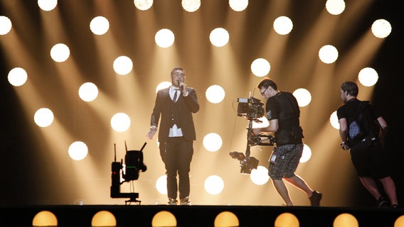 Nadav Guedj aus Israel bei der ersten Probe in Wien auf der Bühne © EBU Foto: Thomas Hanses