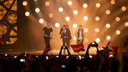 Nadav Guedj und Tänzer auf der ESC-Bühne in Wien. © NDR Foto: Rolf Klatt