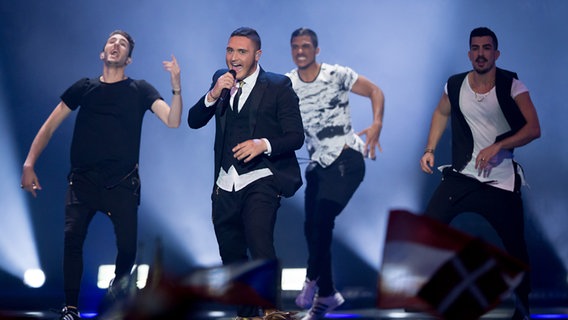 Nadav Guedj und Tänzer auf der ESC-Bühne in Wien. © NDR Foto: Rolf Klatt