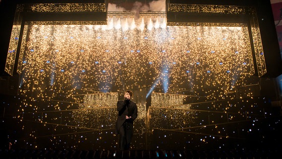 Hovi Star steht in einem Regen aus Gold auf der Bühne. © eurovision.tv Foto: Anna Velikova (EBU)