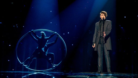 Im Hintergrund kreist ein Rhönrad während Hovi Star singt. © eurovision.tv Foto: Anna Velikova (EBU)