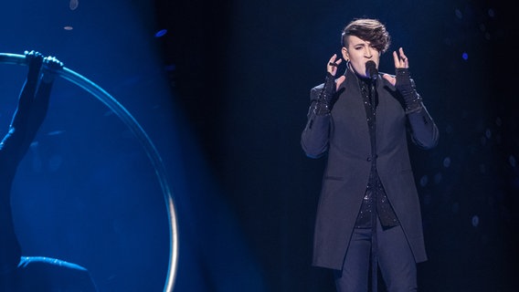 Hovi Star aus  Israel auf der ESC Bühne. © NDR Foto: Rolf Klatt