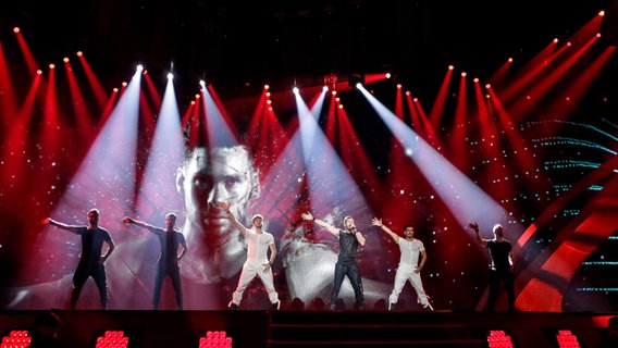 Imri Ziv  singt "I Feel Alive" auf der ESC-Bühne in Kiew. © eurovision.tv Foto: Thomas Hanses