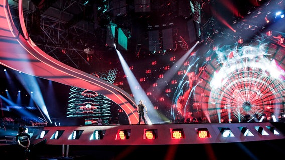 Imri Ziv  singt "I Feel Alive" auf der ESC-Bühne in Kiew. © eurovision.tv Foto: Thomas Hanses