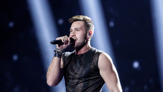 Imri Ziv singt "I Feel Alive" auf der ESC-Bühne in Kiew. © eurovision.tv Foto: Thomas Hanses