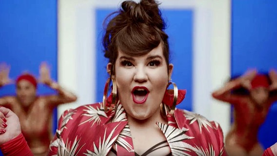 Die israelische Sängerin Netta Barzilai (Ausschnitt aus dem Video zu "Toy")  