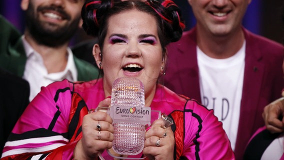 Netta hält die ESC-Trophäe in den Händen. © eurovision.tv Foto: Andres Putting