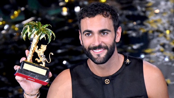 Marco Mengoni hält die San-Remo-Trophäe 2023 in der Hand. © picture alliance / ANSA Foto: Ettore Ferrari