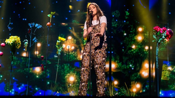 Francesca steht in einem blühenden Garten auf der Bühne. © eurovision.tv Foto: Anna Velikova (EBU)