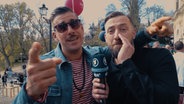 Der italienische Teilnehmer Francesco Gabbani gratuliert Levina zum Geburtstag.  