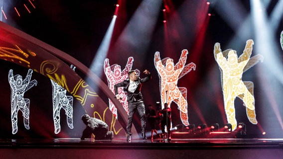 Francesco Gabbani performt "Occidentali's Karma" auf der ESC-Bühne in Kiew. © Eurovision.tv Foto: Thomas Hanses