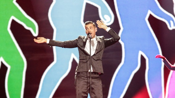 Francesco Gabbani performt "Occidentali's Karma" auf der ESC-Bühne in Kiew. © Eurovision.tv Foto: Thomas Hanses
