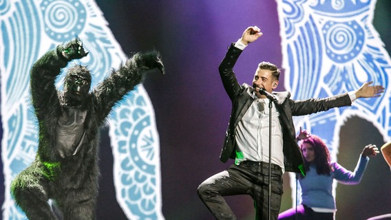 Francesco Gabbani performt "Occidentali's Karma" auf der ESC-Bühne in Kiew. © Eurovision.tv Foto: Thomas Hanses