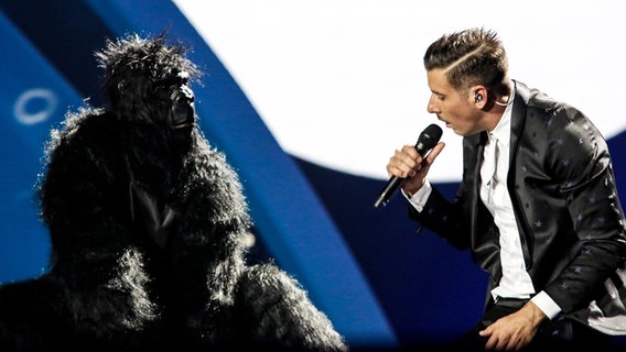 Francesco Gabbani performt "Occidentali's Karma" auf der ESC-Bühne in Kiew. © Eurovision.tv Foto: Thomas Hanses