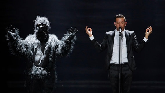 Francesco Gabbani performt "Occidentali's Karma" auf der ESC-Bühne in Kiew. © Eurovision.tv Foto: Andres Putting