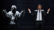 Francesco Gabbani performt "Occidentali's Karma" auf der ESC-Bühne in Kiew. © Eurovision.tv Foto: Andres Putting