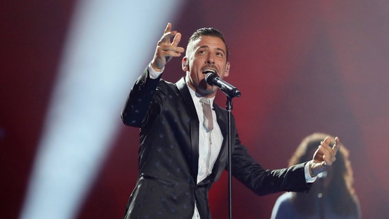 Francesco Gabbani performt "Occidentali's Karma" auf der ESC-Bühne in Kiew. © Eurovision.tv Foto: Andres Putting