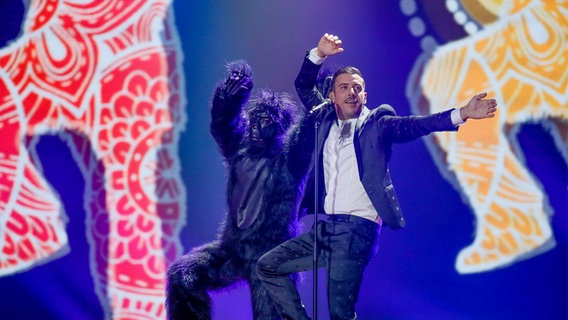 Francesco Gabbani performt "Occidentali's Karma" auf der ESC-Bühne in Kiew. © Eurovision.tv Foto: Andres Putting