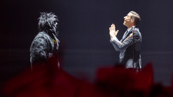 Francesco Gabbani auf der Bühne beim Finale in Kiew. © NDR / Rolf Klatt Foto: Rolf Klatt