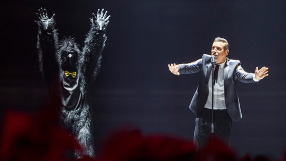 Francesco Gabbani auf der Bühne beim Finale in Kiew. Francesco Gabbani auf der Bühne beim Finale in Kiew. © NDR / Rolf Klatt Foto: Rolf Klatt
