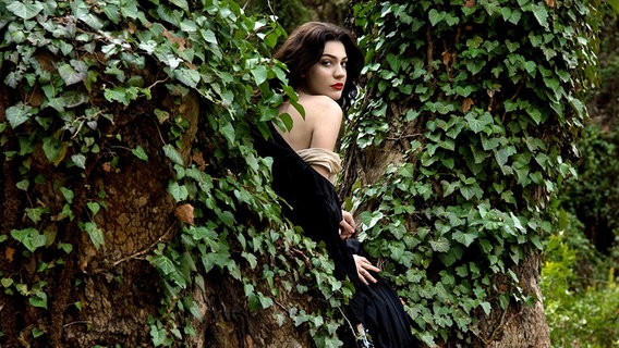 Ivi Adamou in einem wallenden Kleid.  Foto: John Mitropoulos